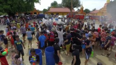 BUKIT MERTAJAM, MALAYSIA - 15 Nisan 2018: Songkran şenliği sırasında halka açık alanda oynadıktan sonra yer suyla doldu.