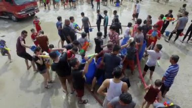 BUKIT MERTAJAM, MALAYSIA - 15 Nisan 2018: Ziyaretçiler Songkran sırasındaki su savaşını oynuyorlar. İtfaiye, susuzluktan sonra bölgeyi terk ediyor..