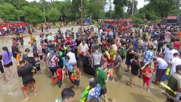 Bukit Mertajam Malaysia April 2018 Salpicadura Agua Durante Las Fiestas — Vídeos de Stock