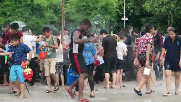 マレーシアのブキット マータジャム エイプリル社2018年15日 ソンクラン祭りの期間中 水のホースで濡れるのを楽しむ人々 — ストック動画