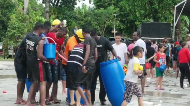 Bukit Mertajam Malaysia April 2018 Indian Enjoy Water Festival Splash — Stock Video