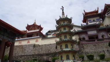 Kek Lok Si tapınağındaki Pagoda ve Budist mimari binasının görüntüsü..