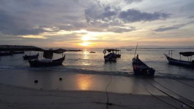 Penang Adası, Tanjong Tokong 'daki balıkçı iskelesinde geleneksel balıkçı teknesi..