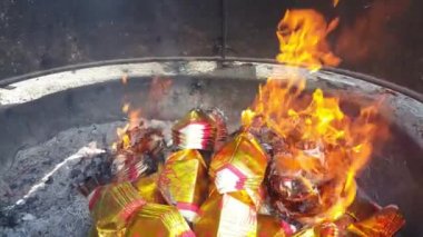 Geleneksel kağıt yığınları fırında yanar.