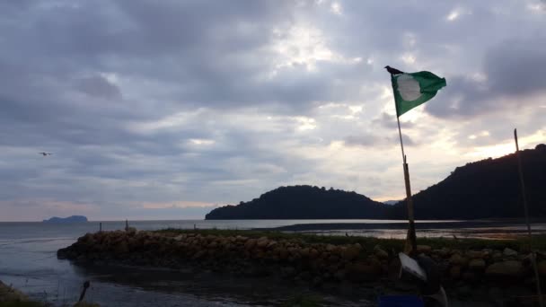 在槟城的渔船上 飞机飞越两面Pas旗 政党政治旗 — 图库视频影像