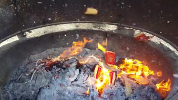 在槟城的寺庙里 烧纸通常是在中国人的祭拜中进行的 — 图库视频影像