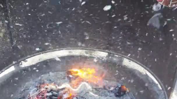 Propagation Cendres Brûlantes Papier Joss Après Culte Dans Fournaise Temple — Video