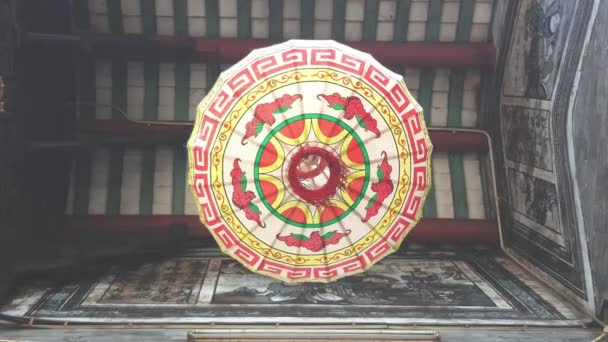 Schöne Traditionelle Chinesische Laterne Hängt Unter Dem Dach — Stockvideo
