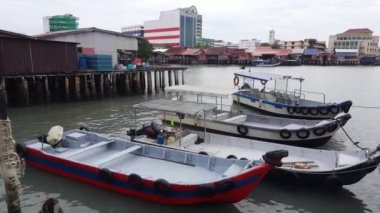 Penang Adası, Chew Jetty 'deki balıkçı teknesinde yürü..