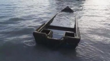 Eski tekne denizde batıyor..