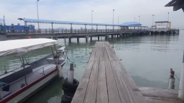 Ponte Madeira Para Cais Ferry Lim Clan Jetty Penang Island — Vídeo de Stock