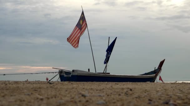 Bandera Malasia Ondea Cuelga Barco — Vídeo de stock