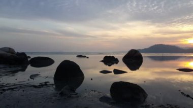 Permatang Damar Laut, Pulau Pinang yakınlarındaki kayalık taş ve yansımanın dönüm noktası.