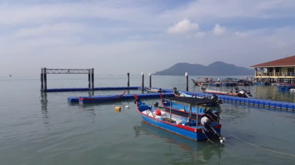 Panning Tiro Molhe Pescador Batu Uban — Vídeo de Stock