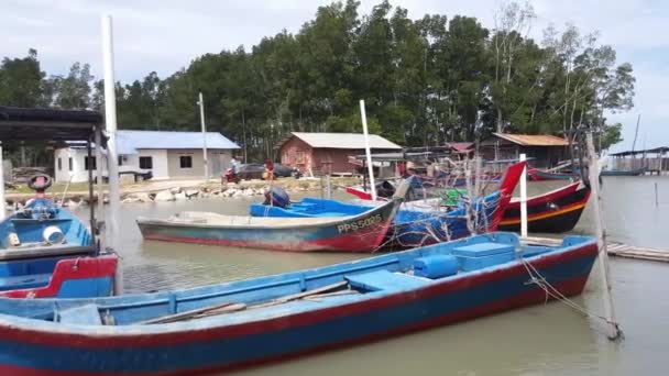 Utsikt Över Malajiska Fiskebyn Med Båt Parkering Närheten — Stockvideo