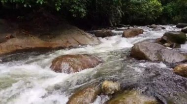 Singai Sedim 'de hızla akan şelale.