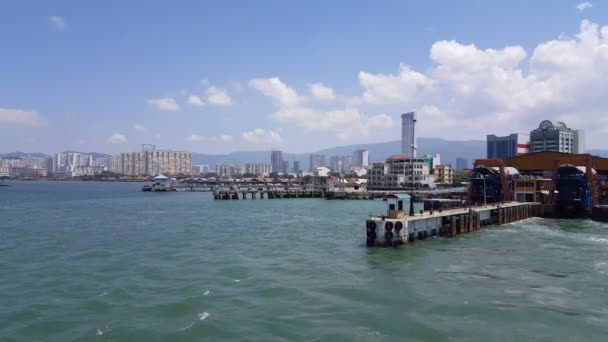 Traghetto Rapido Lasciare Molo Penang Con Edificio Komtar — Video Stock