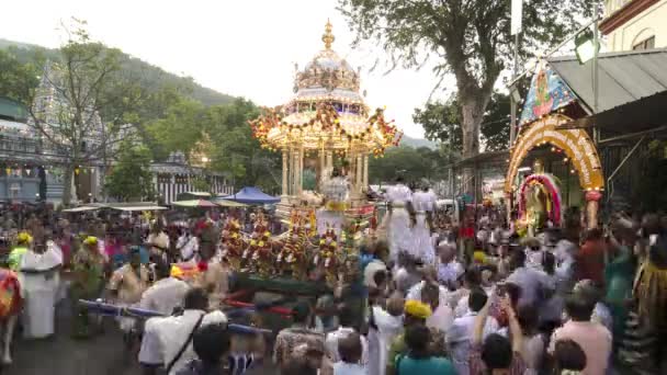 ジョルジュタウン ペナン マレーシア 2018年2月1日 ヒンズー教の信者が集まり タイの祭りの間に寺院で行列をしている間 像主ムルガンを銀のチャリオットに歓迎します — ストック動画