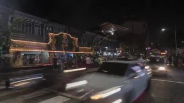 GEORGETOWN, PENANG / MALAYSIA - 2 Şubat 2018: Burmah Yolu 'nda Thaipusam' ı kutlayan yüzlerce dindar, gümüş at arabasının geçişini beklerken.