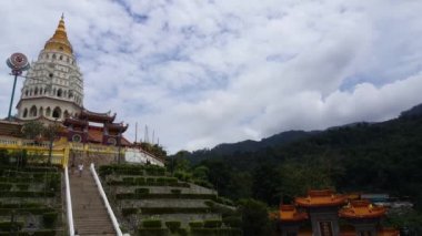 George Town, Penang / Malezya-28 Mayıs 2018: Pagoda 'dan Kek Lok Si tapınağına doğru yürüyen turist