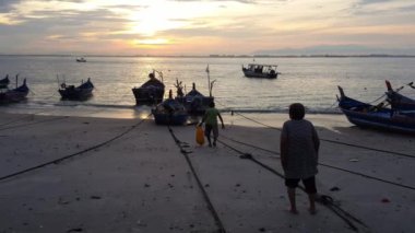 George Town, Penang / Malezya-29 Mayıs 2018: İki yaşlı kadın sabah erken saatlerde yakınlardaki balıkçı iskelesinde egzersiz yapıyor,