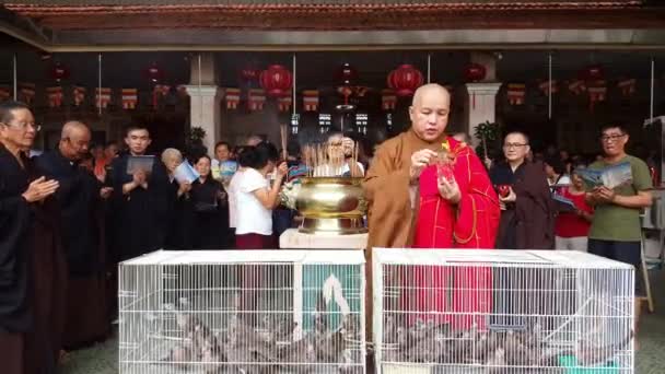2018年5月29日マレーシア ペナン州ジョージタウン 僧侶によって解放される前に鳥を祝福する儀式スプレー水 — ストック動画