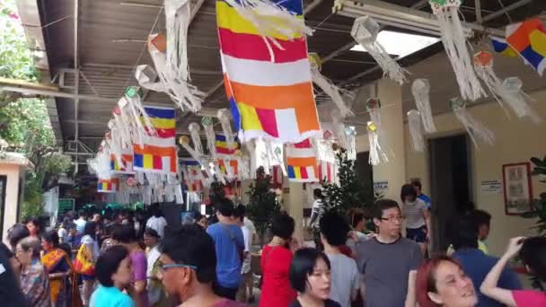 2018年5月29日マレーシア ペナン州ジョージタウン ウェサク旗で飾られたマヒンドラ仏教寺院のジョス棒を燃やす — ストック動画