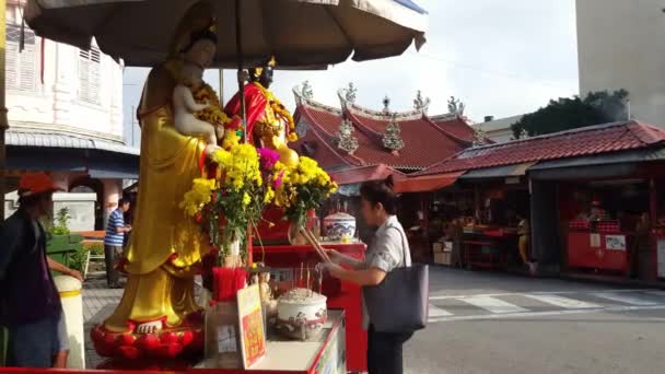 George Town Penang Malaysia May 2018 Woman Pray Guan Yin — Stock Video