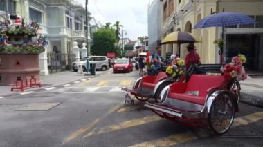 George Town, Penang / Malezya - 30 Mayıs 2018: Trishaw 'a doğru bir taksi yolculuğu.