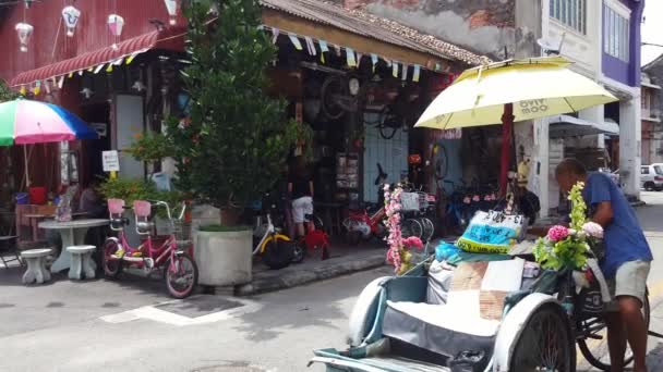 马来西亚槟城乔治城 2018年5月30日 一辆三轮驱动汽车停在商店前 车顶有自行车和Jalur Gemilang — 图库视频影像
