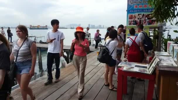 佐治城 马来西亚 2018年6月2日 旅客可在Chew Jetty观赏轮渡的景色 — 图库视频影像