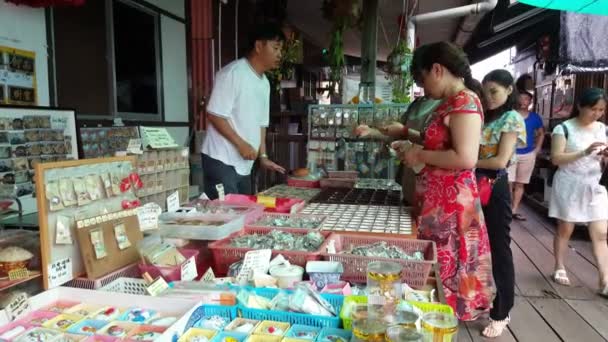 佐治城 马来西亚 2018年6月2日 游客在Chew Jetty木屋外的摊位购买纪念品 — 图库视频影像