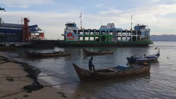 Butterworth Penang Malasia Jun 2018 Pescador Tradicional Barco Pesca Con — Vídeos de Stock