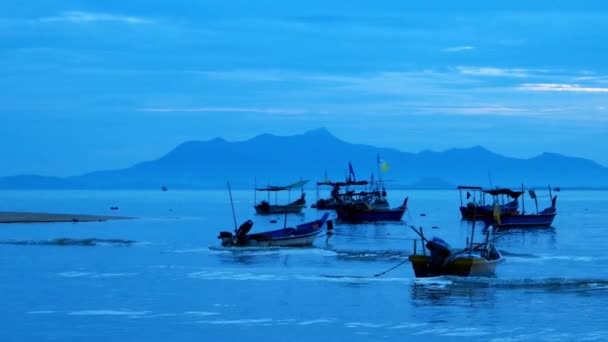 佐治镇 马来西亚 2018年6月2日 一名渔民在清晨出海途中 背景是Gunung Jerai — 图库视频影像