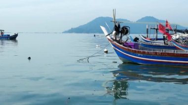 George Town, Penang / Malezya-Haziran 05: 2018: Balıkçılar denizden balık yakaladıktan sonra iskeleye geri döndüler.