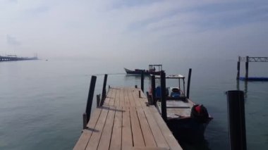 George Town, Penang / Malaysia-Jun 05-2018: Penang yakınlarındaki tahta köprüden balıkçı görüntüsü yakalamak için kalkan tekne.