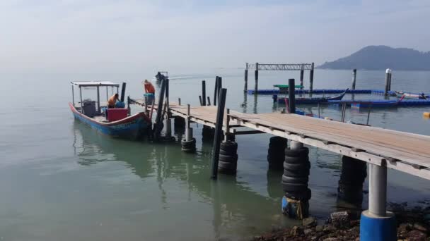 George Town Penang Malaysia Jun 2018 Two Fishermen Boat Return — Stock Video