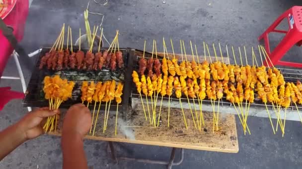 Butterworth Penang Malezya Haziran 2018 Hawker Satayı Ramazan Pazarında Kızartıyor — Stok video