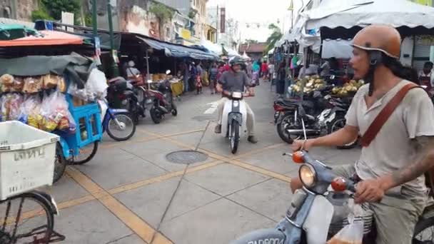 2018年6月11日マレーシア ペナン州ジョージタウン 忙しいバザール ラマダーンの垂直撮影車 バイク クイーンストリートでの横断歩道 — ストック動画