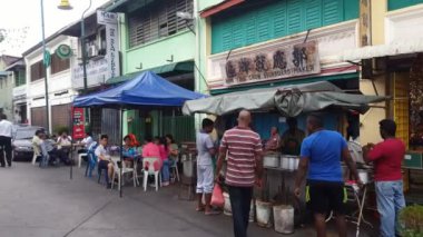 George Town, Penang / Malezya-11 Haziran 2018: Küçük Hindistan 'daki Çin atölyesinin önündeki gıda standını ziyaret edin.
