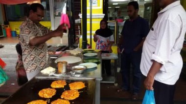 George Town, Penang / Malezya-13 Haziran 2018: Queen Street 'te bir işportacı Ramazan ayında aşçı Murtabak' ı sattı.