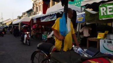 George Town, Penang / Malezya-Haziran 13 2018: Bisikletlinin dönüşü Küçük Hindistan 'daki testere itme hareketi.