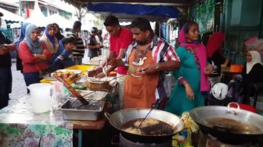 George Town, Penang / Malezya-13 Haziran 2018: Ramazan 'da Queen Street' te açık alanda lezzetli Hintli bir aşçı.