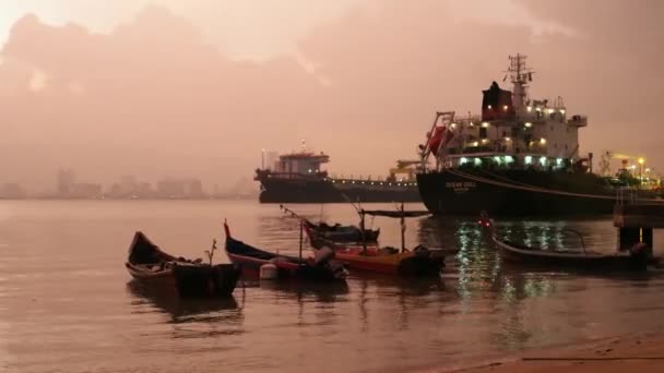 Butterworth Penang Malaysia Jun 2018 时间飞逝的快速移动船只在繁忙的码头停放着船和船 — 图库视频影像