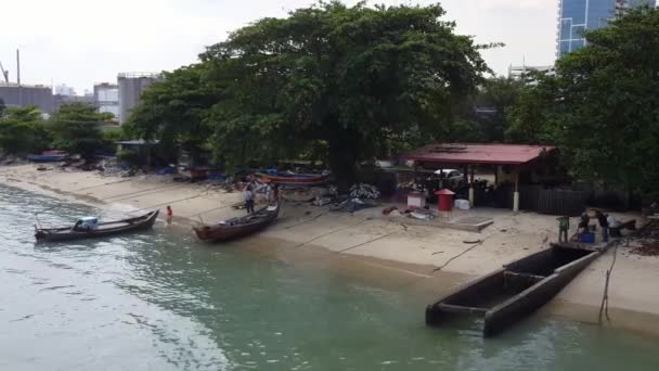 Butterworth Penang Malasia Jun 2018 Niña Jugando Orilla Del Mar — Vídeos de Stock