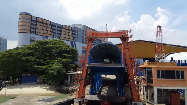 2018年槟城 马来西亚 2018年6月21日 在蓝天白云下 渡轮于下午离开槟城航站楼 天气晴朗 — 图库视频影像