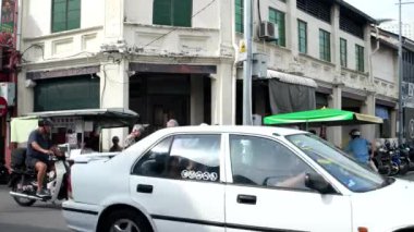 George Town, Penang / Malezya-Aug 09 2018: Eski caddenin Georgetown Heritage bölgesinde yoğun insanların dolaştığı zaman aralığı.