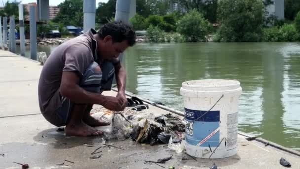 Seberang Perai Penang Malezja Czerwiec 2018 Człowiek Wkłada Złowioną Rybę — Wideo stockowe