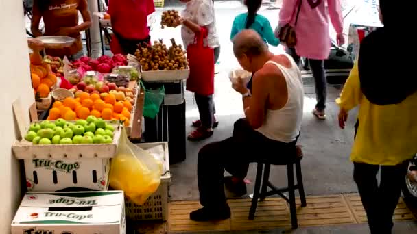 George Town Penang Malajsie Aug 2018 Timelapse Man Eat Fruit — Stock video