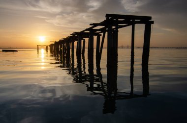 Sabah Jelutong, Penang 'da çarpıcı bir gündoğumuyla yıkılmış bir köprü. Arka plan Penang Köprüsü..